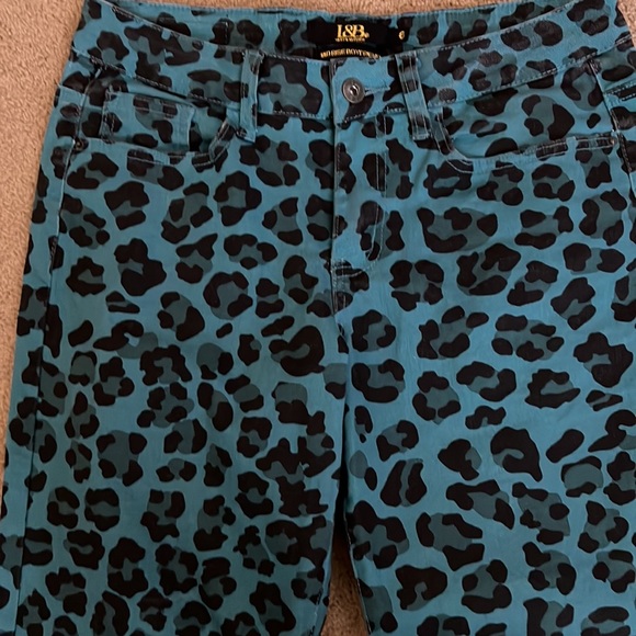 LIKE NEW!!! Animal print distressed ankle jean - Picture 4 of 7